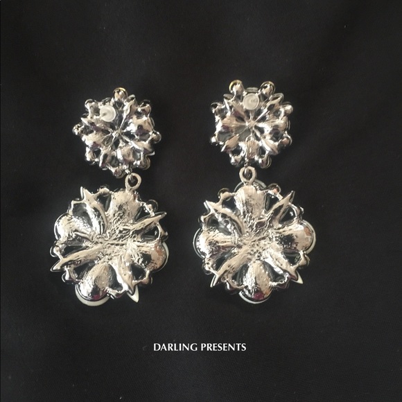 WHITE FLORAL DROP EARRINGS - Picture 2 of 4